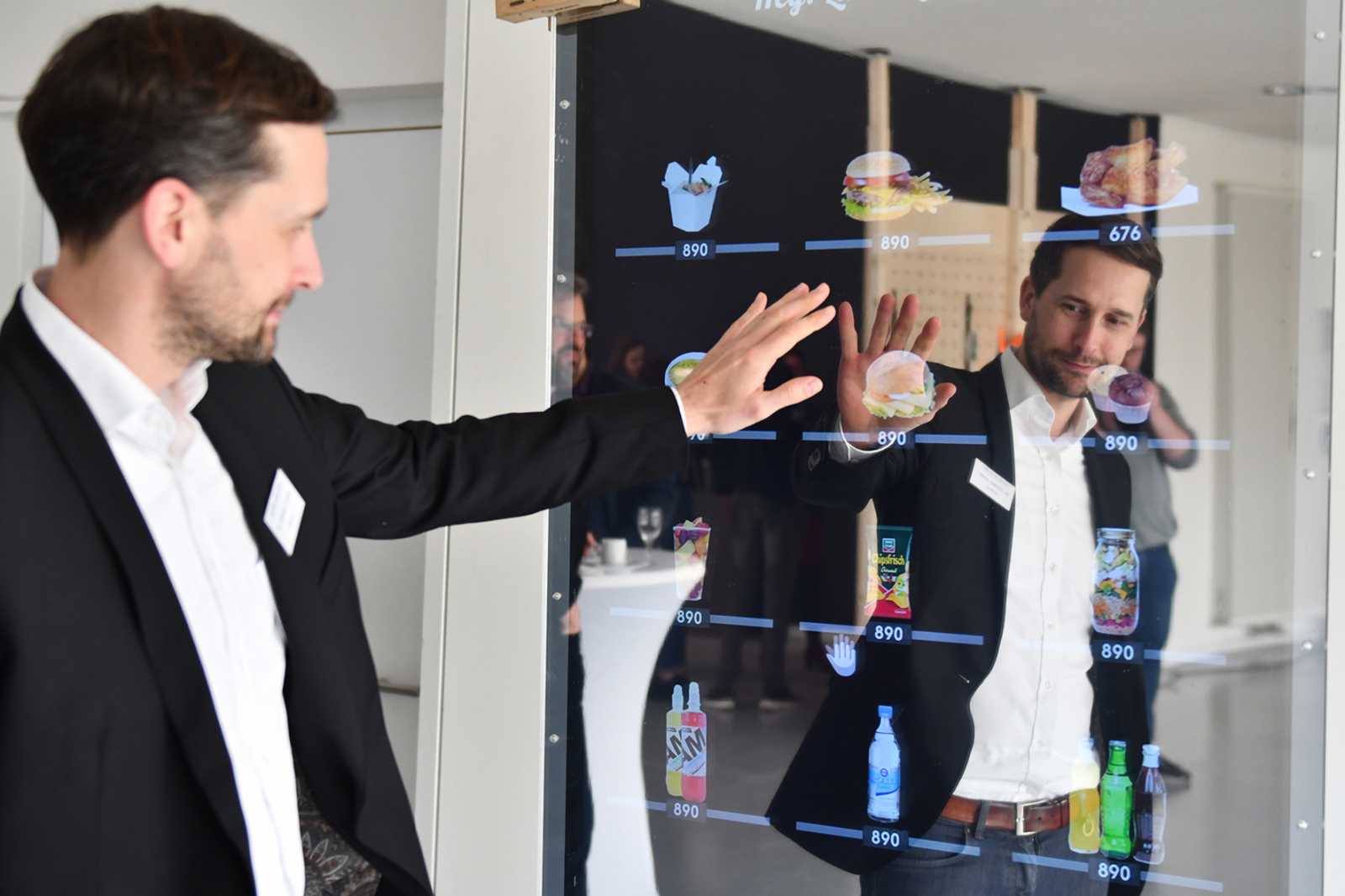 Die Akteure aus den 13 Teilprojekten präsentierten beim Markt der Möglichkeiten Zwischenergebnisse. Wer wollte, konnte den Smart Mirror ausprobieren. (Foto: FH Münster/Pressestelle)