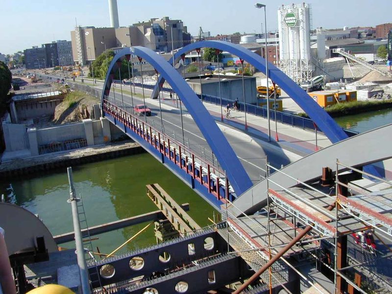Blick auf die erste, fertiggestellte Brücke