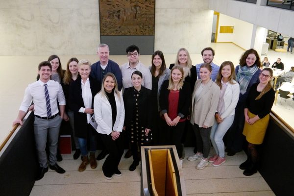 Abbildung des Projektteams und Mitarbeiter von Ernsting's family