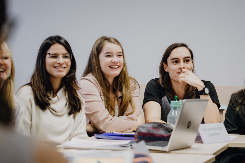 Studierende hören Vortrag zu