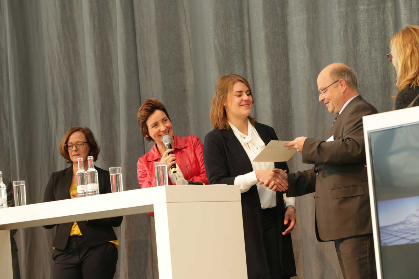 Birgitta Hörnschemeyer nimmt ihre Auszeichnung entgegen. (Foto: KNUW Summit 2018)