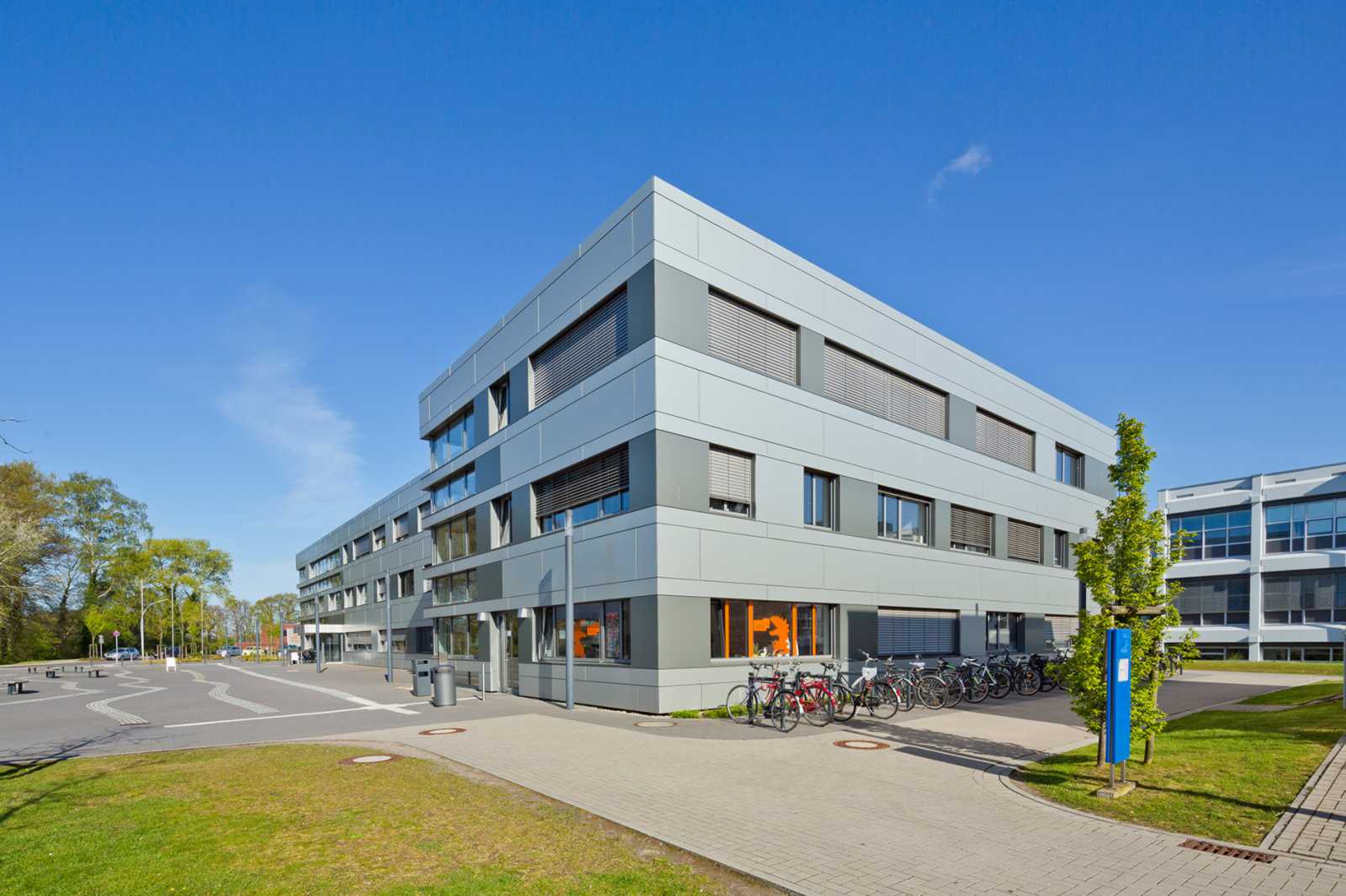 Der Fachbereich Maschinenbau sitzt in einem neueren Gebäude. Der Platz links daneben soll der Hauptzugang werden, sobald die Umgehungsstraße kommt. (Foto: FH Münster/Ralf Emmerich) 