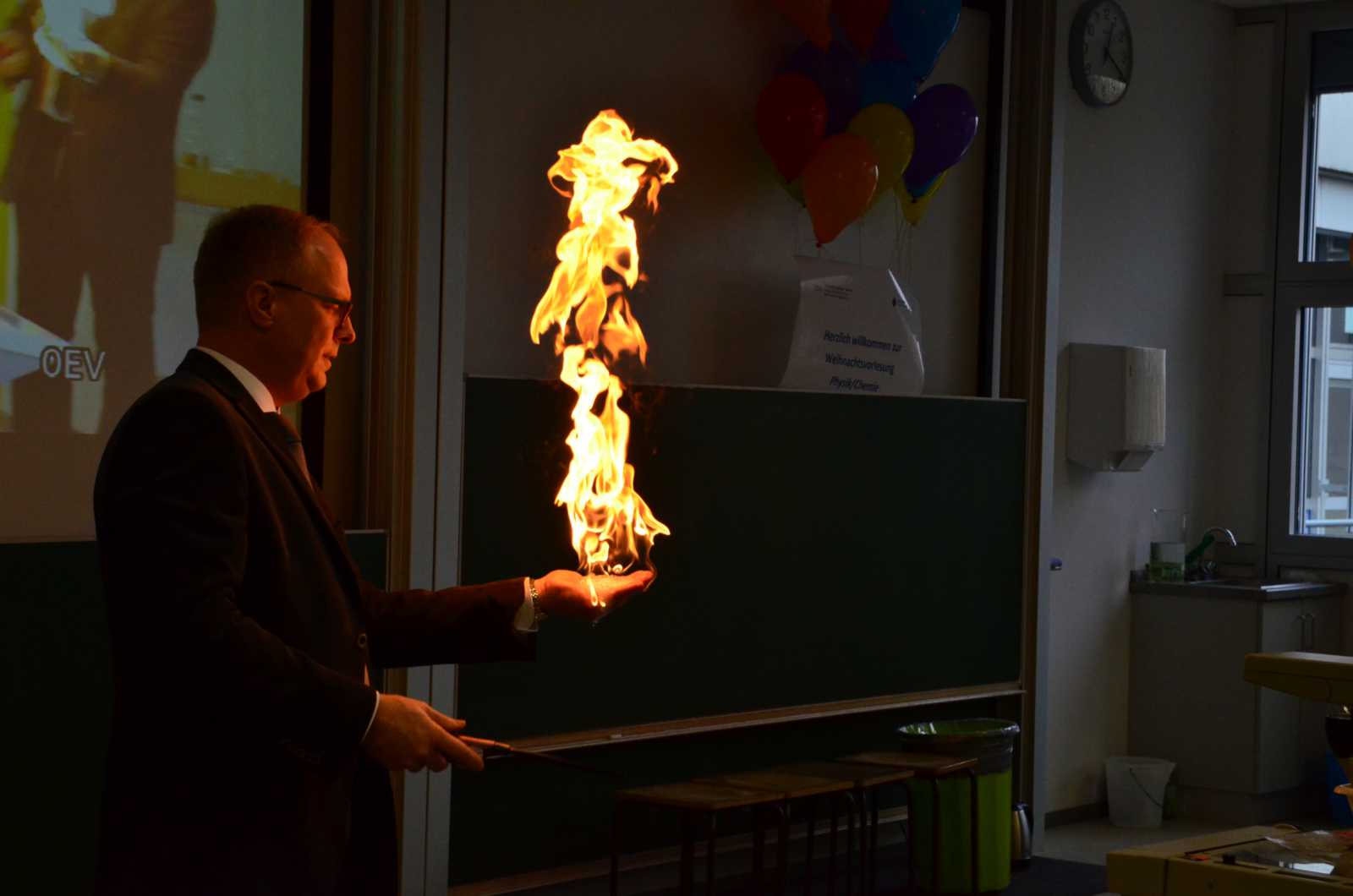 Prof. Dr. Helmut Grüning demonstriert bei der Weihnachtsvorlesung wieder spektakuläre Tricks. (Foto: FH Münster/Pressestelle)