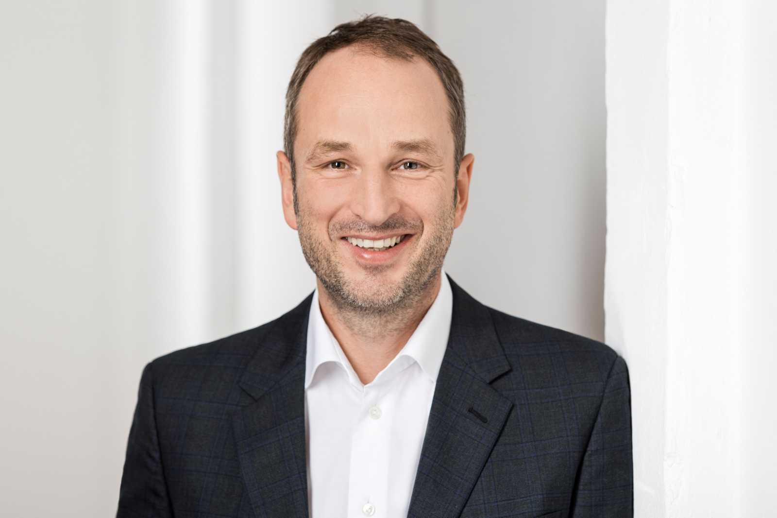 Karsten Wulf ist Geschäftsführender Gesellschafter der zwei.7 Holding GmbH sowie einer der beiden Gründer und ehemaligen Inhaber eines Dienstleisters, der zu den größten für Kundenbetreuung in Deutschland zählt. (Foto: zwei.7)