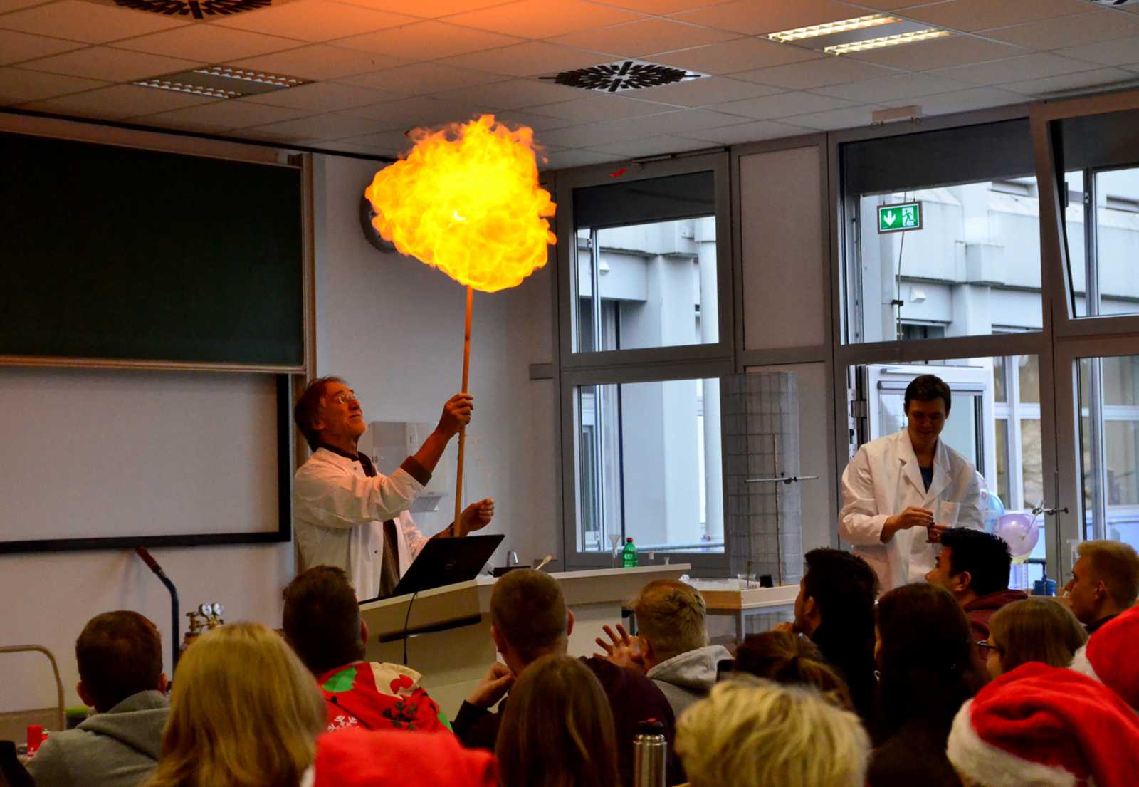 So sieht es aus, wenn man eine brennende Kerze an einen mit Wasserstoff gefüllten Luftballon hält … (Foto: FH Münster/Pressestelle)