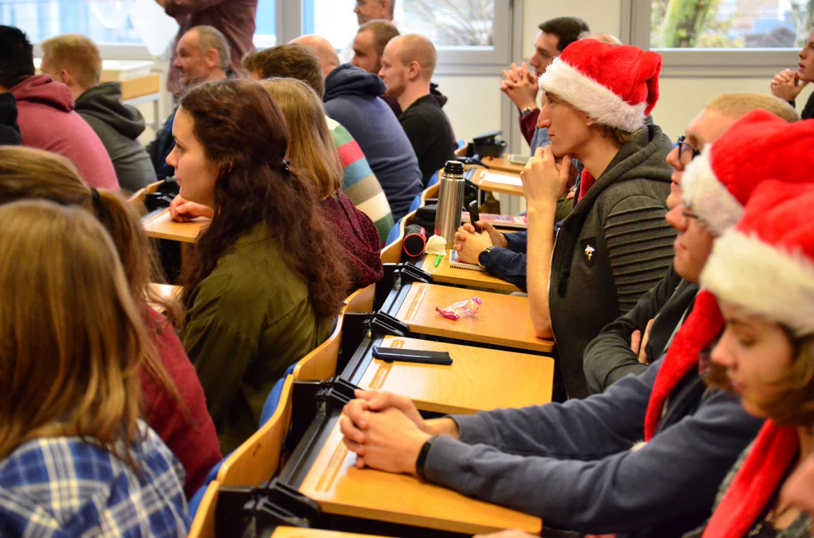Passend zur Weihnachtsvorlesung kamen ein paar Studierende sogar mit Weihnachtsmannmützen vorbei. (Foto: FH Münster/Pressestelle)
