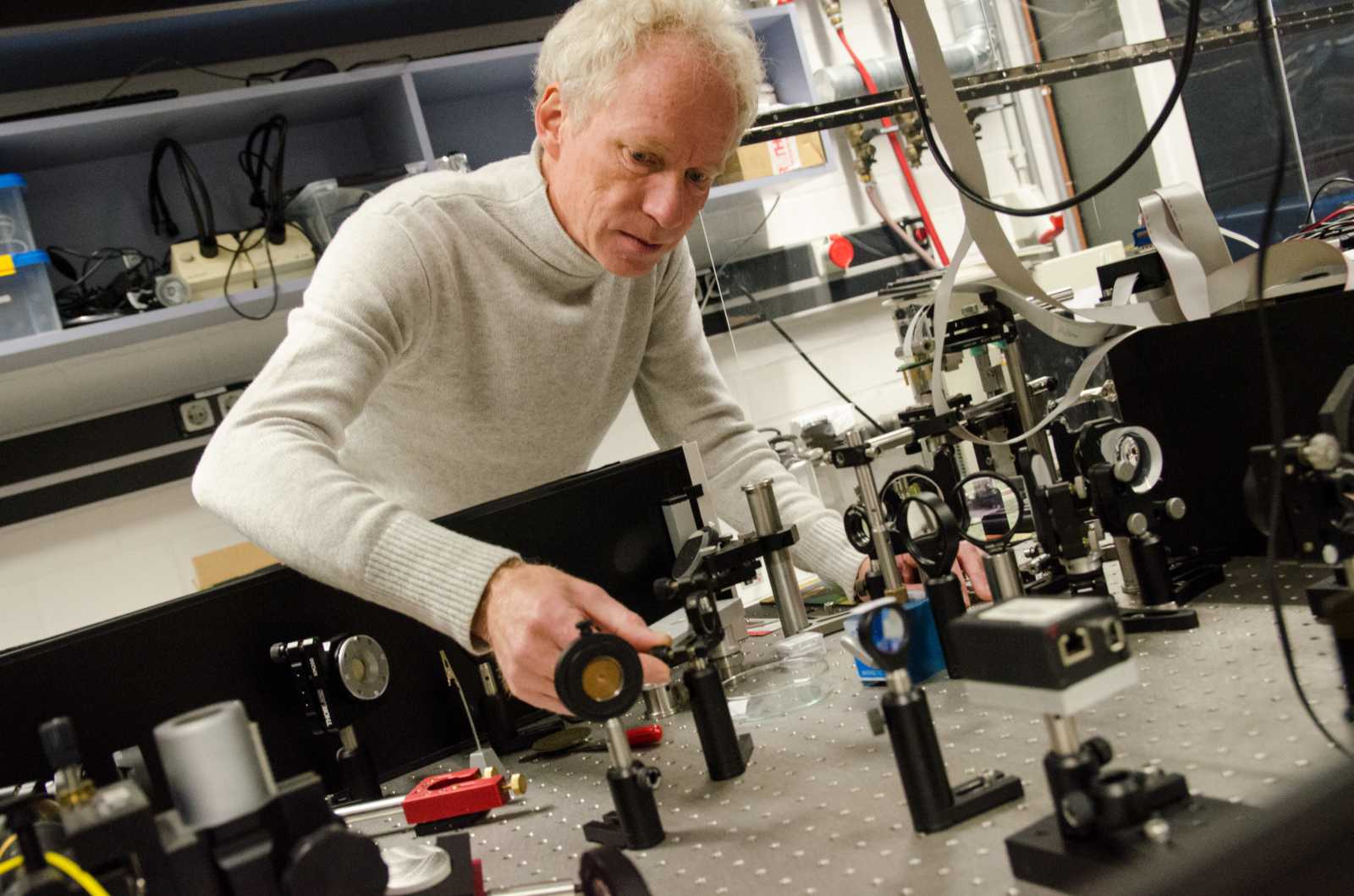 Prof. Dr. Ulrich Wittrock arbeitet in seinem Photoniklabor unter anderem mit Optiken. Im neuen Optikzentrum wird er für seine Forschungen auf eine verbesserte Ausstattung und reinraumartige Bedingungen zurückgreifen können. (Foto: FH Münster/Pressestelle)