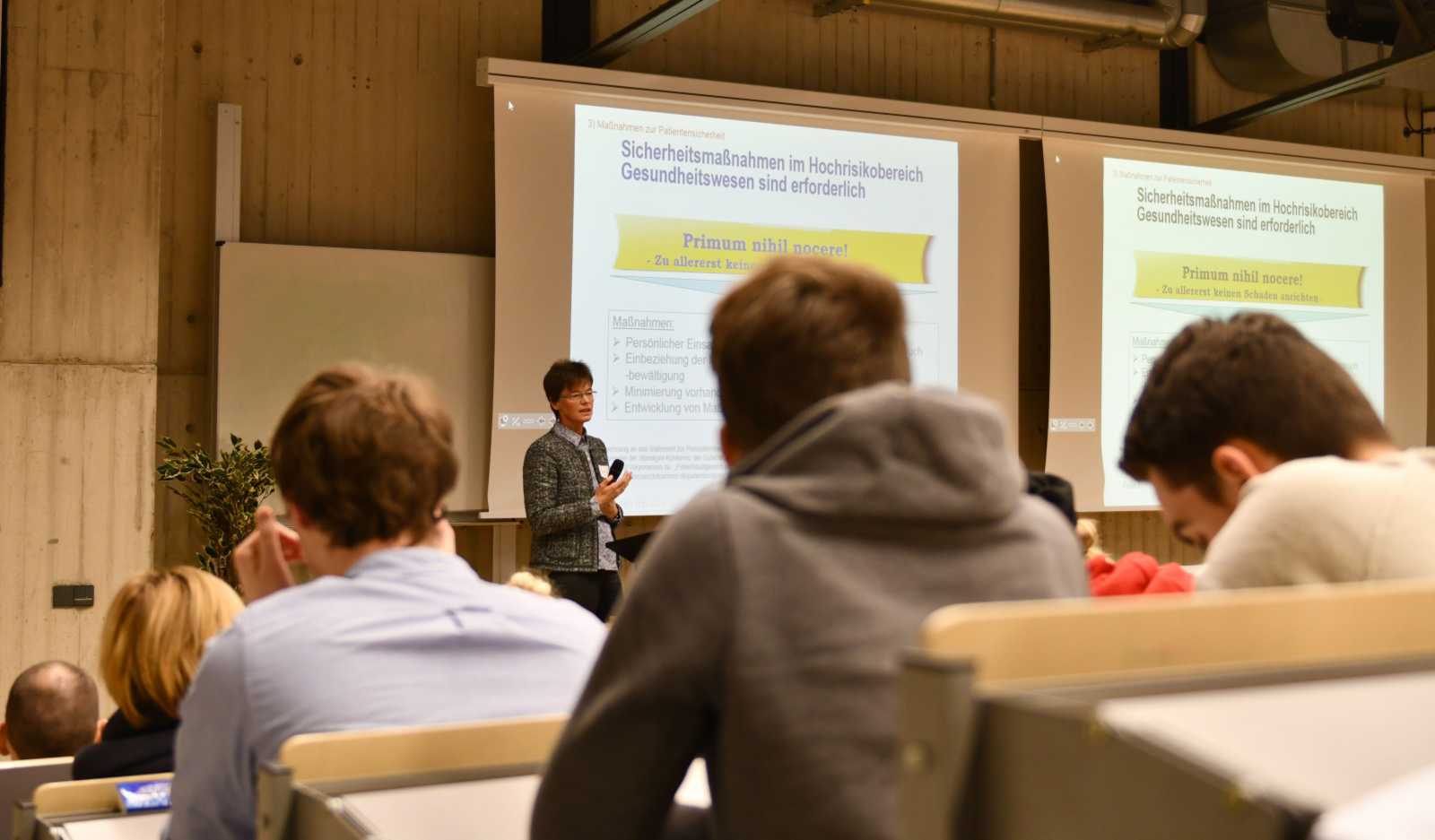 Dr. Claudia Welz-Spiegel spricht beim Fachtag über Patientensicherheit als Erfolgsfaktor. (Foto: FH Münster/Pressestelle)