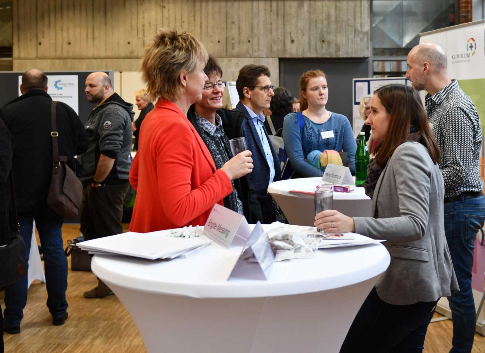 Besucher tauschen sich mit Referenten und Praktikern aus dem Qualitätsmanagement im Gesundheitswesen aus. (Foto: FH Münster/Pressestelle)