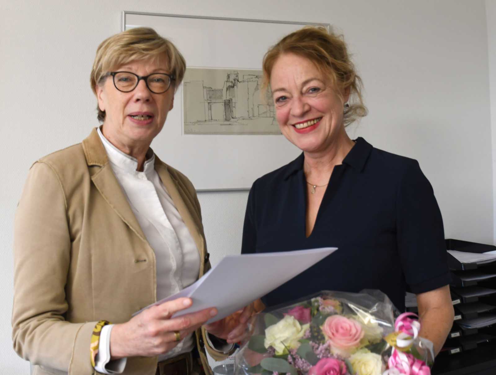 Präsidentin Prof. Dr. Ute von Lojewski gratulierte Prof. Dr. Barbara Kaimann zum 25-jährigen Dienstjubiläum. (Foto: FH Münster/Pressestelle)