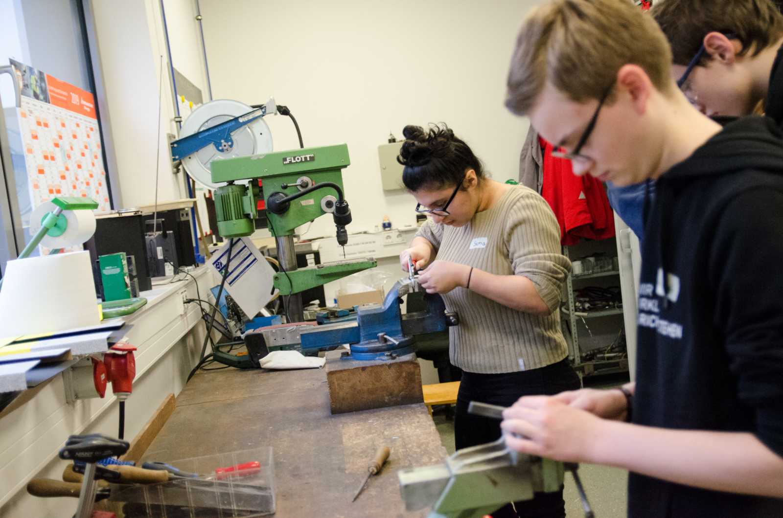In der Werkstofftechnik am Fachbereich Maschinenbau stellten die Schüler selbst Schlüsselanhänger aus Aluminium her. (Foto: FH Münster/Pressestelle)