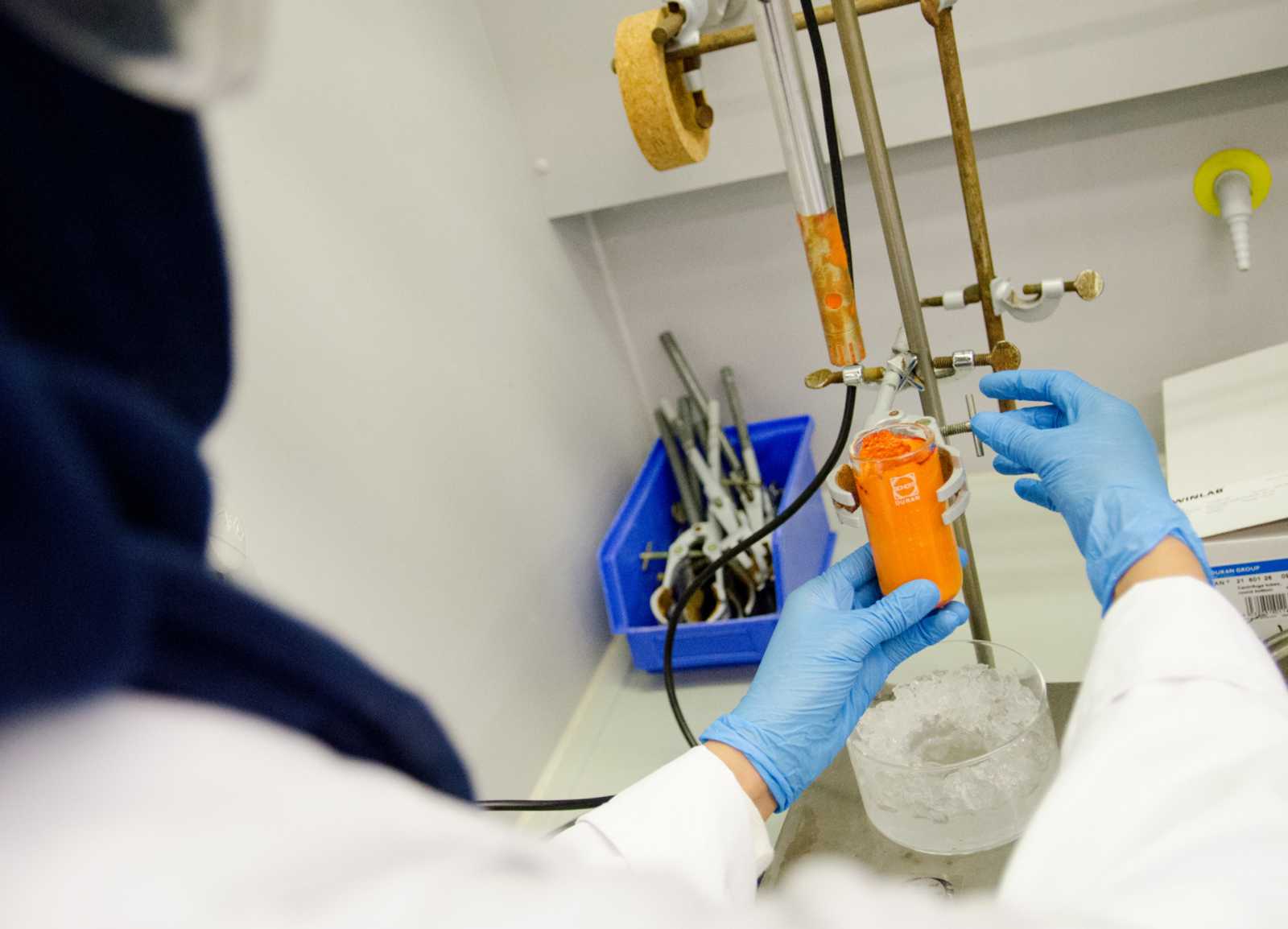 Eine Gruppe von Schülerinnen stellt in der Organischen Chemie den Farbstoff Methylorange her. Nach dem Eisbad wird er in zwei Phasen aufgetrennt. (Foto: FH Münster/Pressestelle)