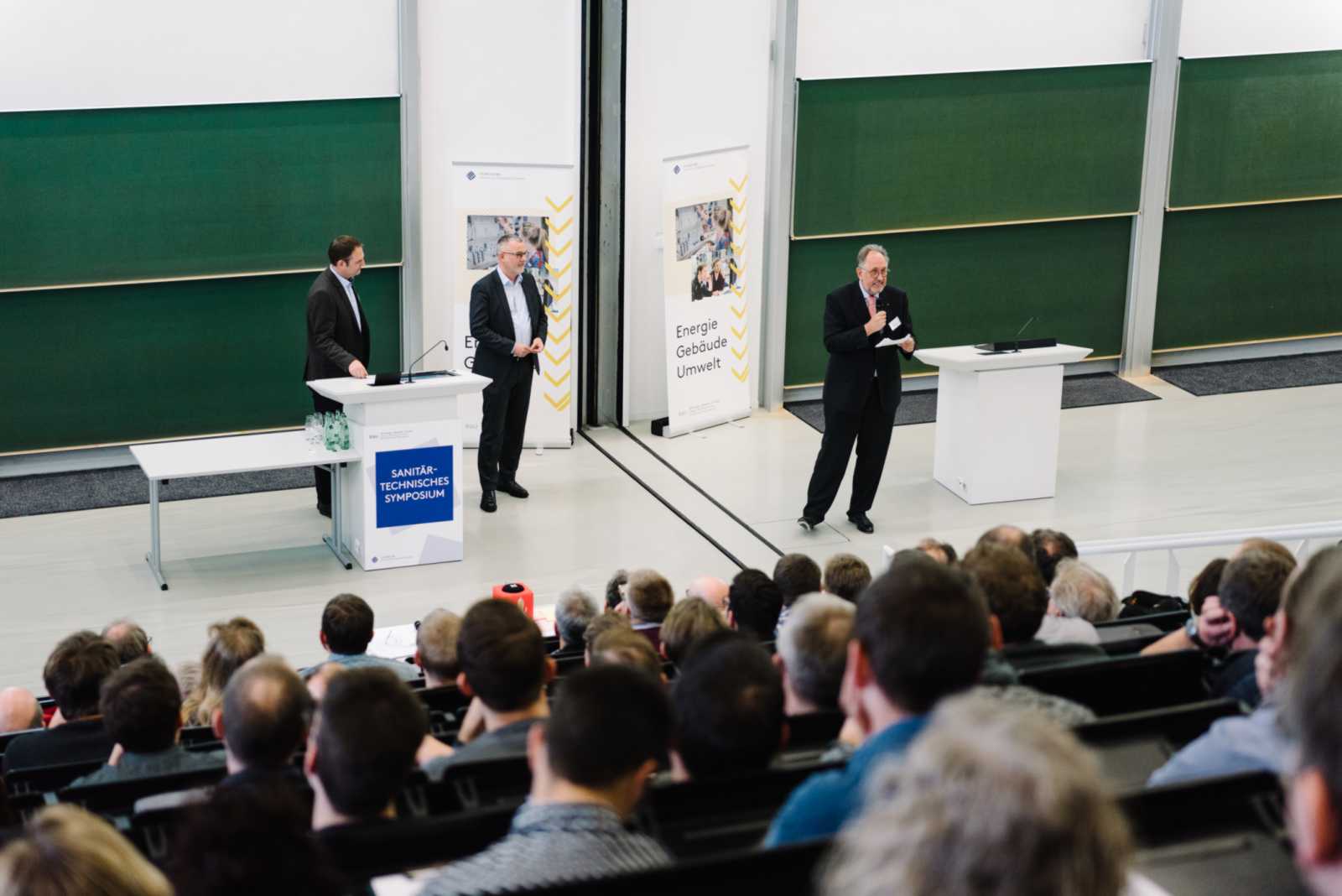 Prof. Dr. Franz-Peter Schmickler vom Fachbereich Energie – Gebäude – Umwelt führte wie in den vergangenen Jahren durchs Programm. (Foto: FH Münster/Maxi Krähling) 