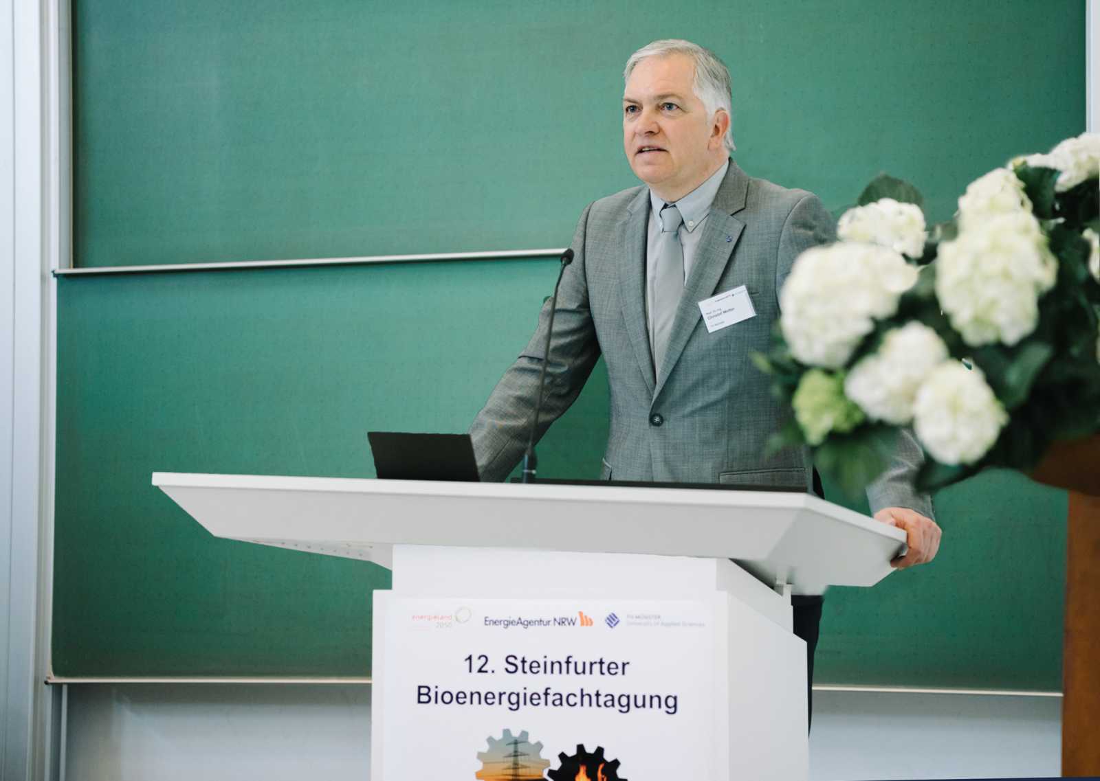 Prof. Dr. Christof Wetter referiert selbst zu den Ergebnissen aus der Forschung zur Behandlung von hochbelasteten Abwässern (Foto: Fachbereich EGU/Maxi Krähling) 