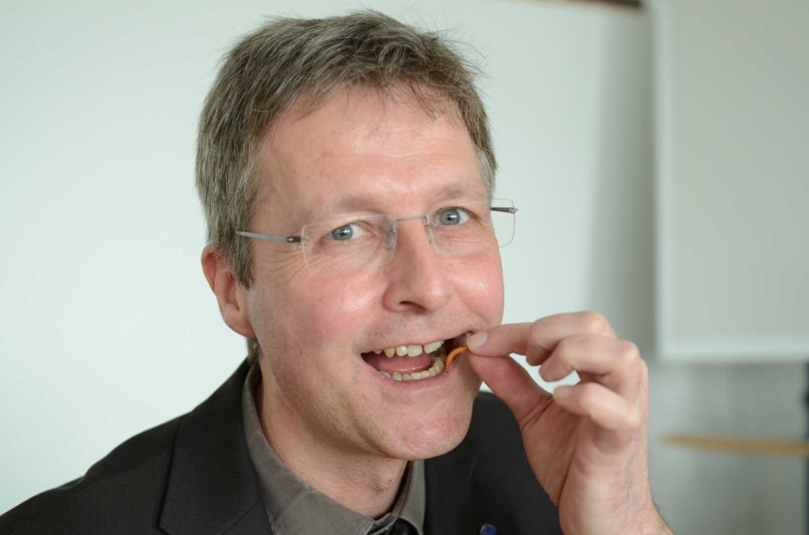 Prof. Dr. Guido Ritter forscht an der FH Münster unter anderem zur Zukunft der Ernährung. Insekten sollten dazugehören, meint der Ernährungswissenschaftler. (Foto: FH Münster/Pressestelle)