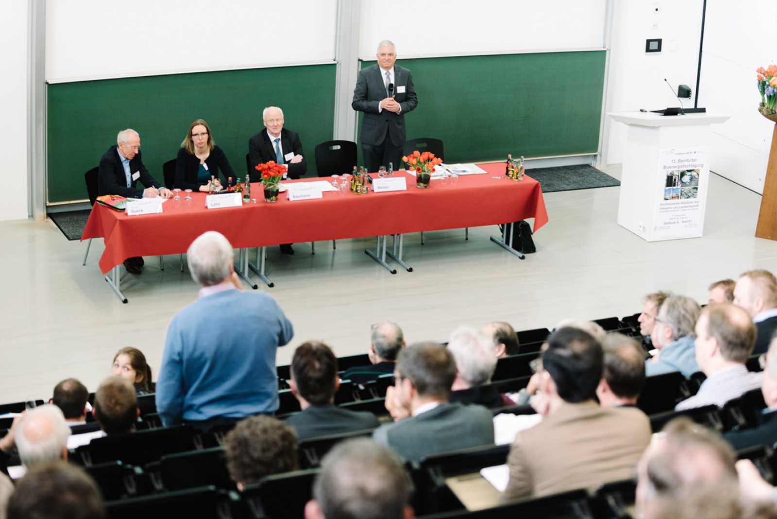 In einer Podiumsdiskussion stellten sich die Redner den Fragen des Publikums. (Foto: FH Münster/Maxi Krähling)