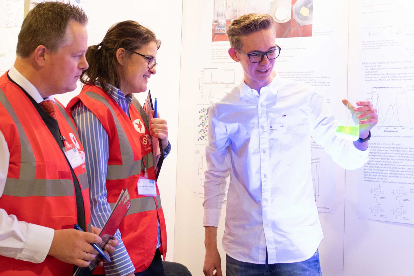 Leon Focks präsentiert der „Jugend forscht“-Jury eine Pyranin-Lösung, die Teil seines Projekts ist. (Foto: FH Münster/Pressestelle)