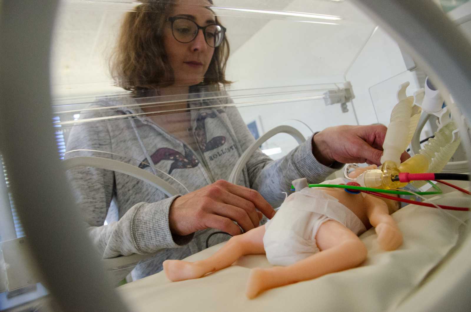 Blick in den Inkubator: Ann-Kathrin Carl testet mit einem Dummy, wo sie das Schallpegelmessgerät für ihre Messungen am besten anbringen kann. (Foto: FH Münster/Pressestelle)