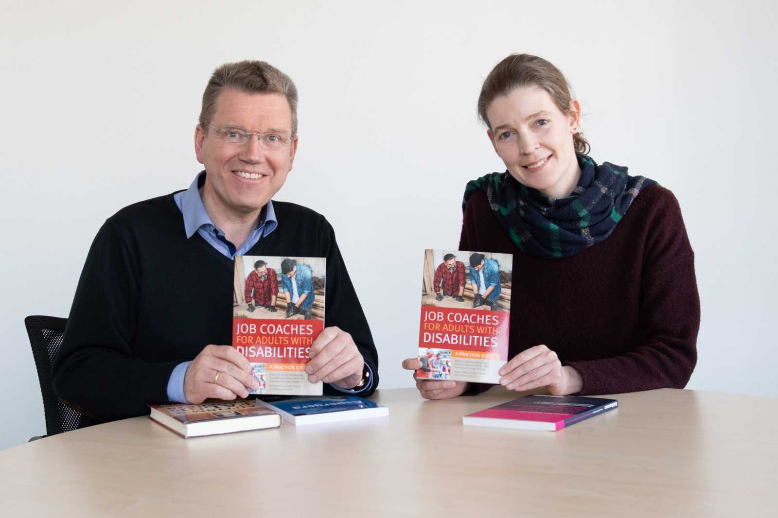 Prof. Dr. Hanns Rüdiger Röttgers und Caterina Metje vom Fachbereich Sozialwesen haben an dem Buch „Job Coaches for adults with disabilities“ mitgewirkt. (Foto: FH Münster/Pressestelle)