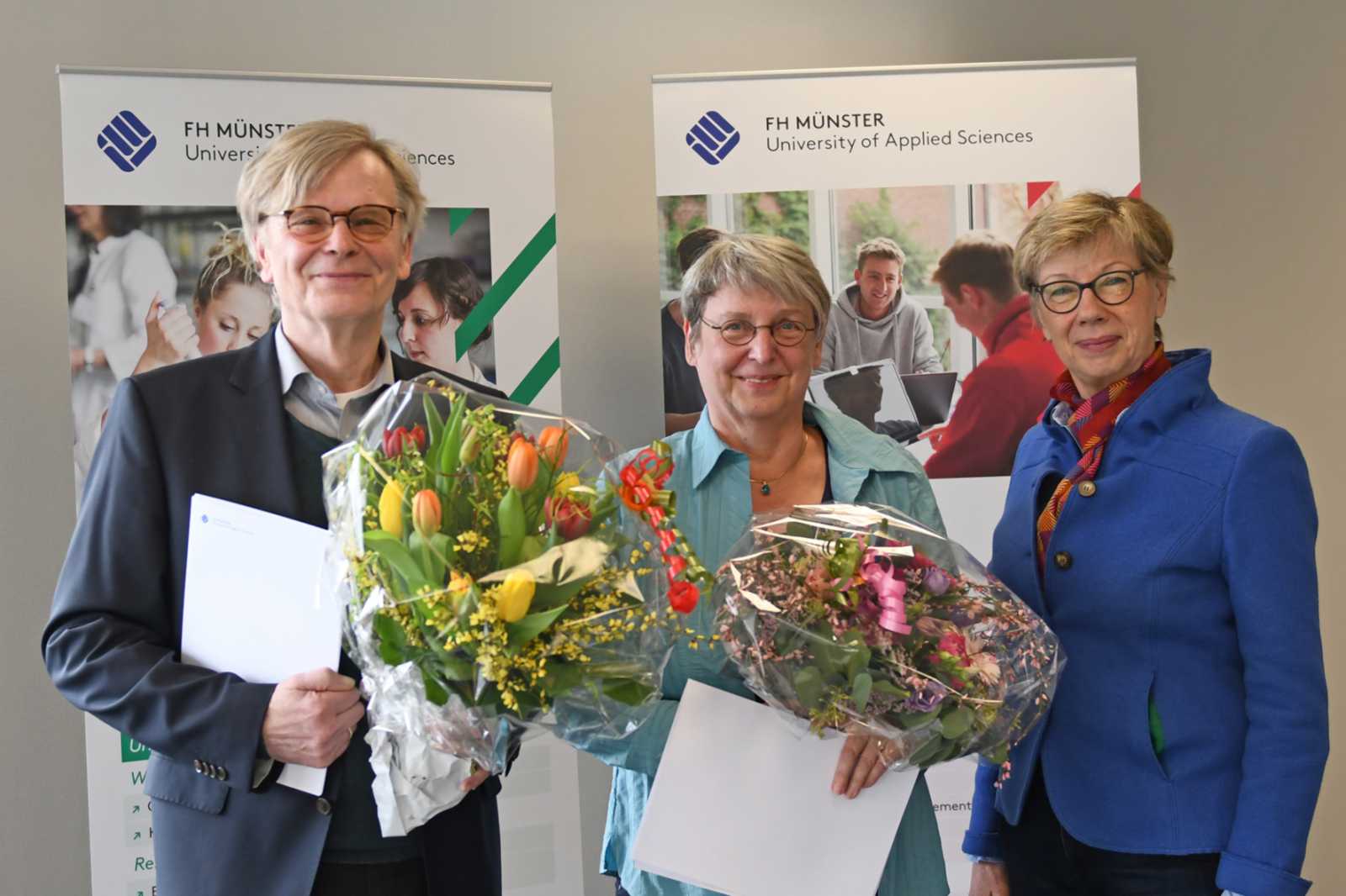 Prof. Dr. Gerhard Kötting und Prof. Dr. Doris Danziger erhielten von FH-Präsidentin Prof. Dr. Ute von Lojewski ihre Ruhestandsurkunden. (Foto: FH Münster/Pressestelle)