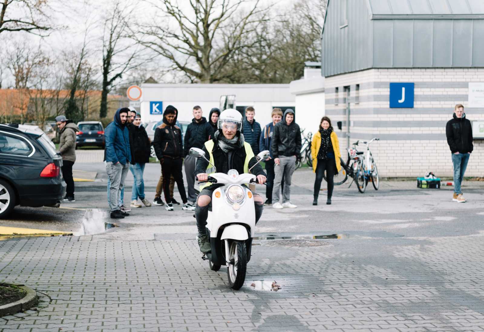 Nach der Theorie folgte die Praxis: Die Schüler durften selbst den E-Roller und E-Bikes ausprobieren (Foto: FH Münster/Maxi Krähling)
