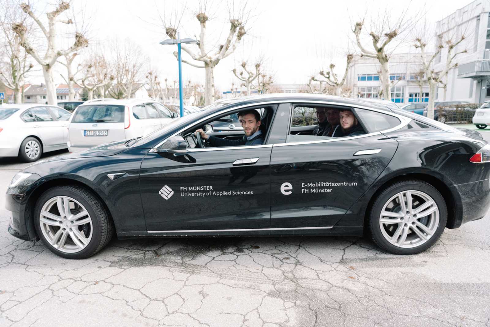 Heiß begehrt war die Fahrt im Tesla S – allerdings nur als Beifahrer. Der wissenschaftliche Mitarbeiter Klaus Russel-Wells drehte mit allen Schülern Runden im sportlichen E-Auto. (Foto: FH Münster/Maxi Krähling)