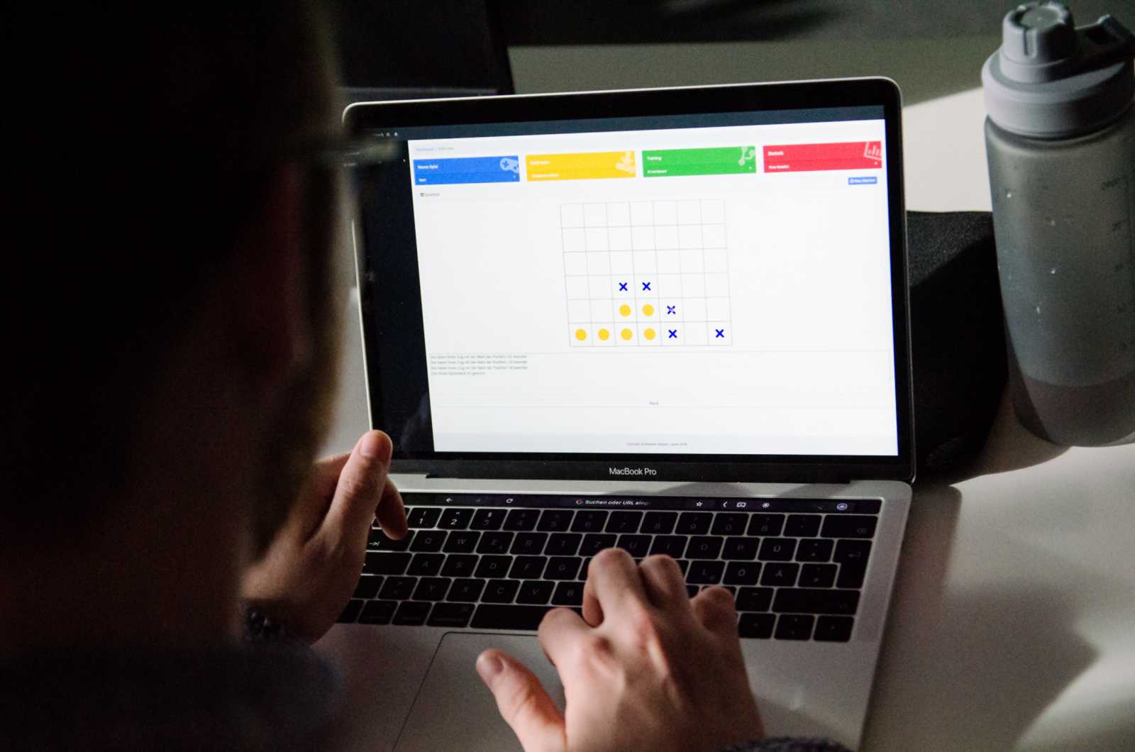 Eine Studentengruppe hat ein Programm entwickelt, mit dem man gegen eine Künstliche Intelligenz „Vier gewinnt“ und „Tic Tac Toe“ spielen kann. (Foto: FH Münster/Pressestelle)