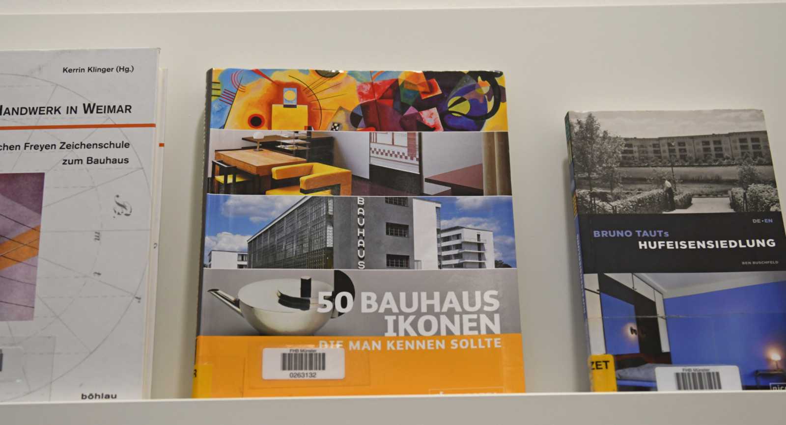 Die Bibliothek für Architektur, Design und Kunst besitzt viele spannende Bücher über das Bauhaus. Für die Bauhauswochen hat sie sie in einer kleinen Ausstellung zusammengestellt. (Foto: FH Münster/Pressestelle) 