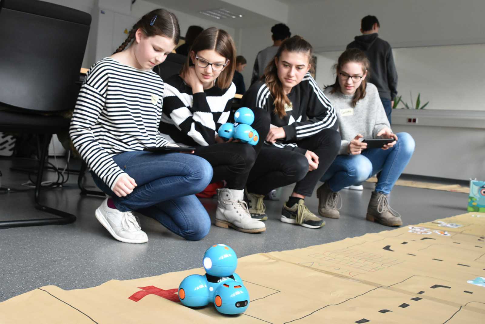 Die Mädchen programmierten den kleinen Roboter „Dash“, sodass er einen Parcours meistern konnte. (Foto: FH Münster/Pressestelle)