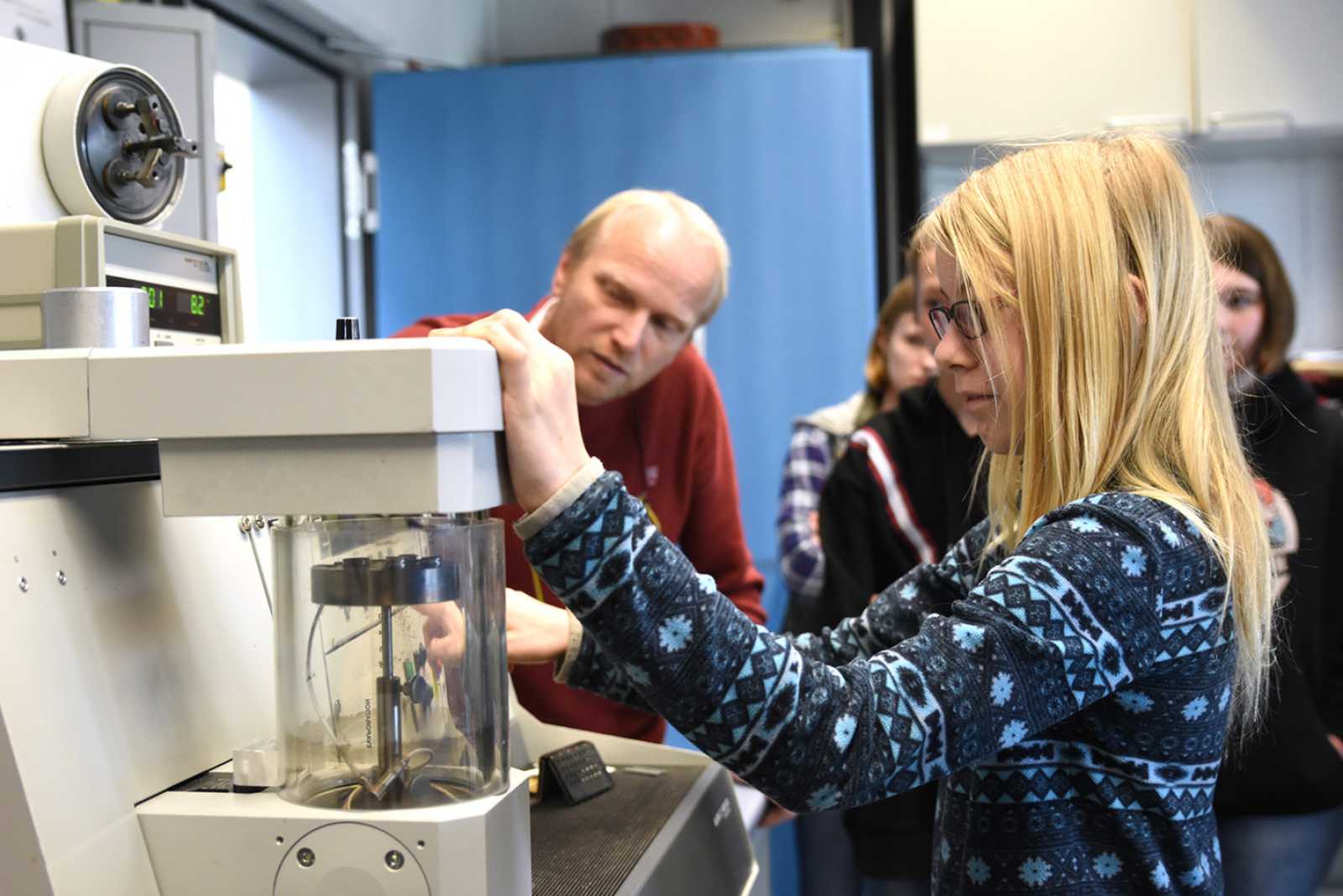 Am Fachbereich Physikalische Technik überzogen die Teilnehmerinnen verschiedene Materialproben mit einer Gold-Palladium-Schicht, um sie anschließend mit dem Rasterelektronenmikroskop zu untersuchen. (Foto: FH Münster/Pressestelle)