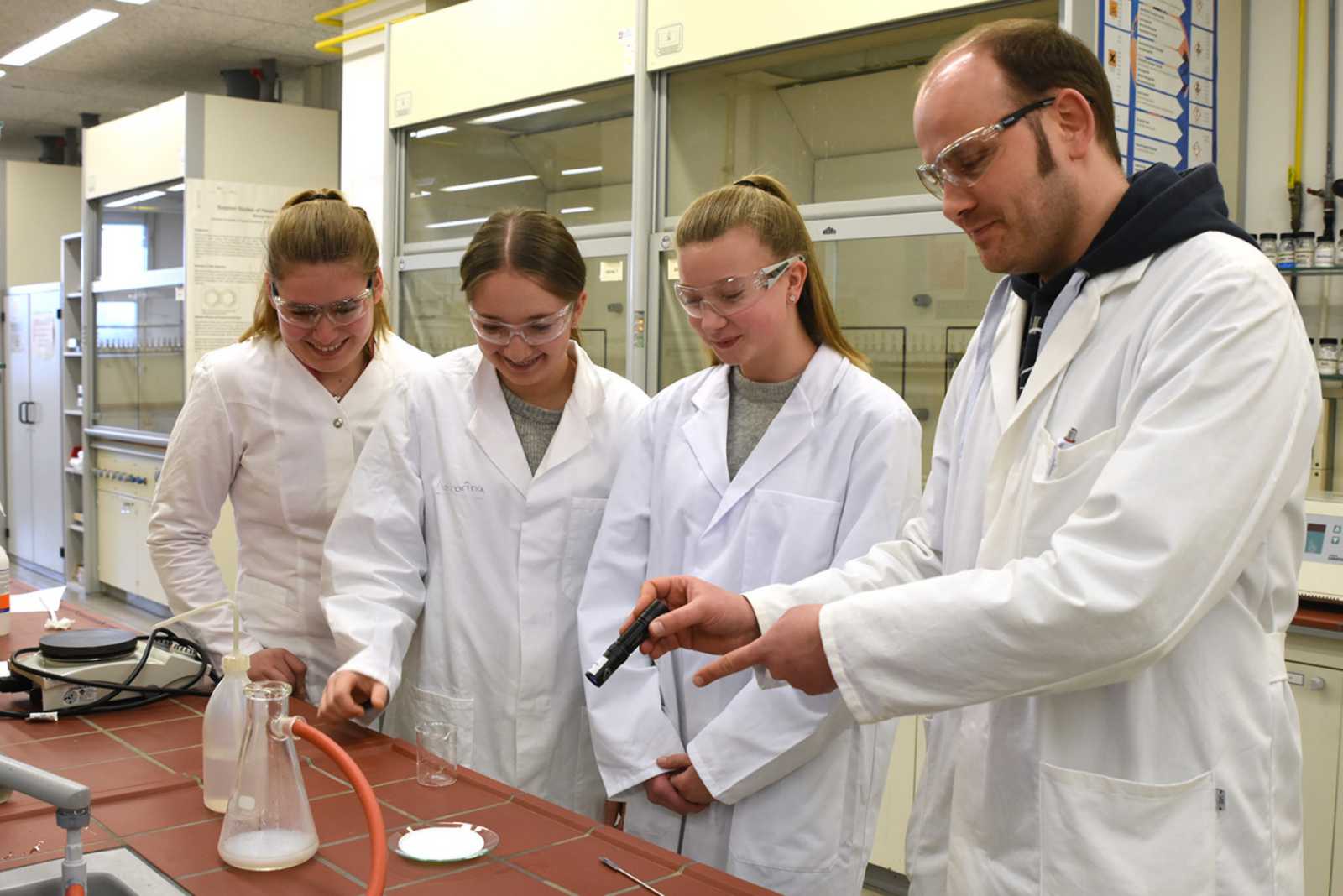 Auf die exakte Mischung kommt es an: Am Fachbereich Chemieingenieurwesen stellten die Schülerinnen aus Säuren, Laugen und anderen „Zutaten“ farbige Leuchtstoffe her. (Foto: FH Münster/Pressestelle)