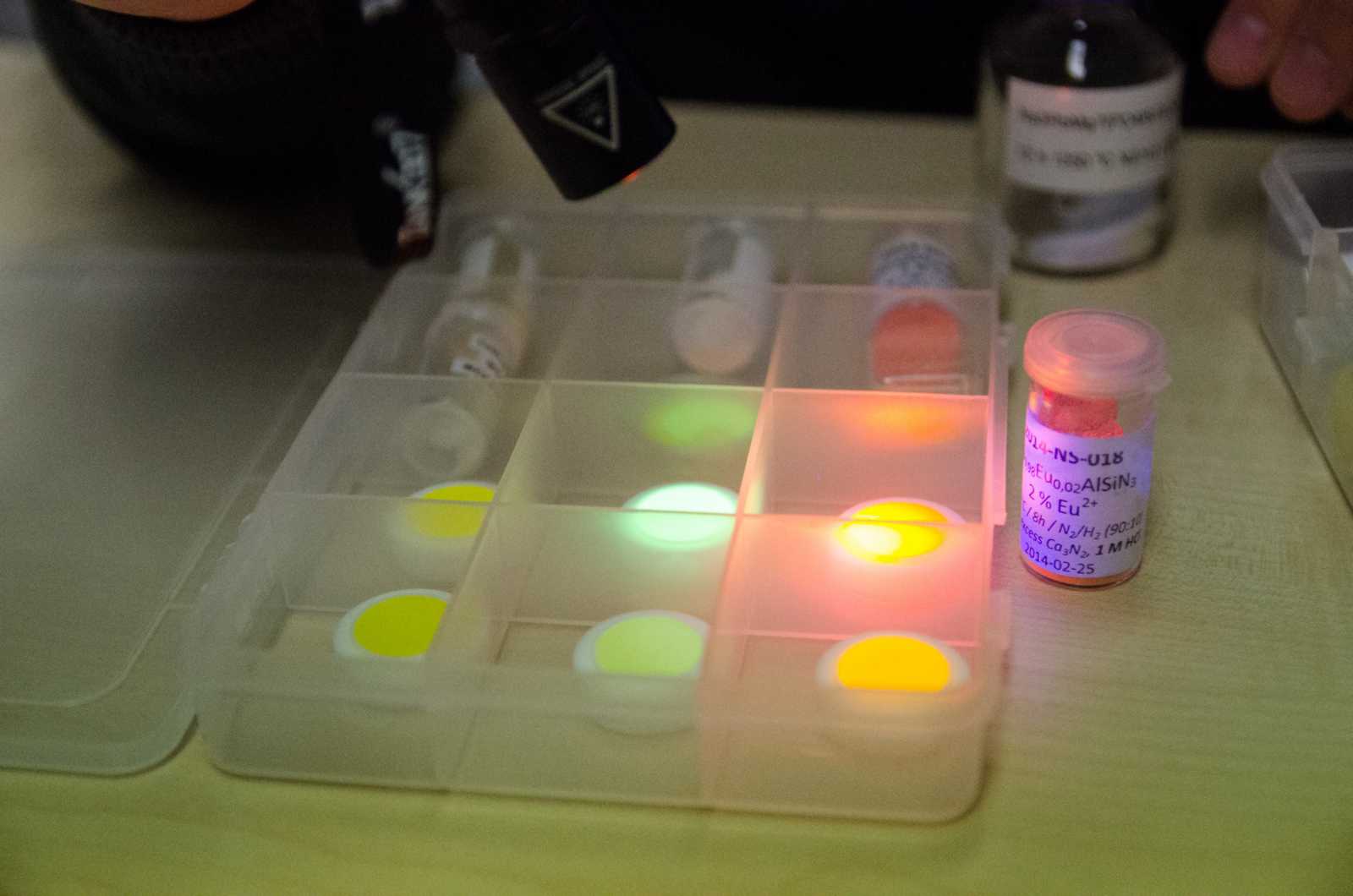 Europium als Eu2  sorgt in Leuchtstoffen für intensive Farben. (Foto: FH Münster/Pressestelle)