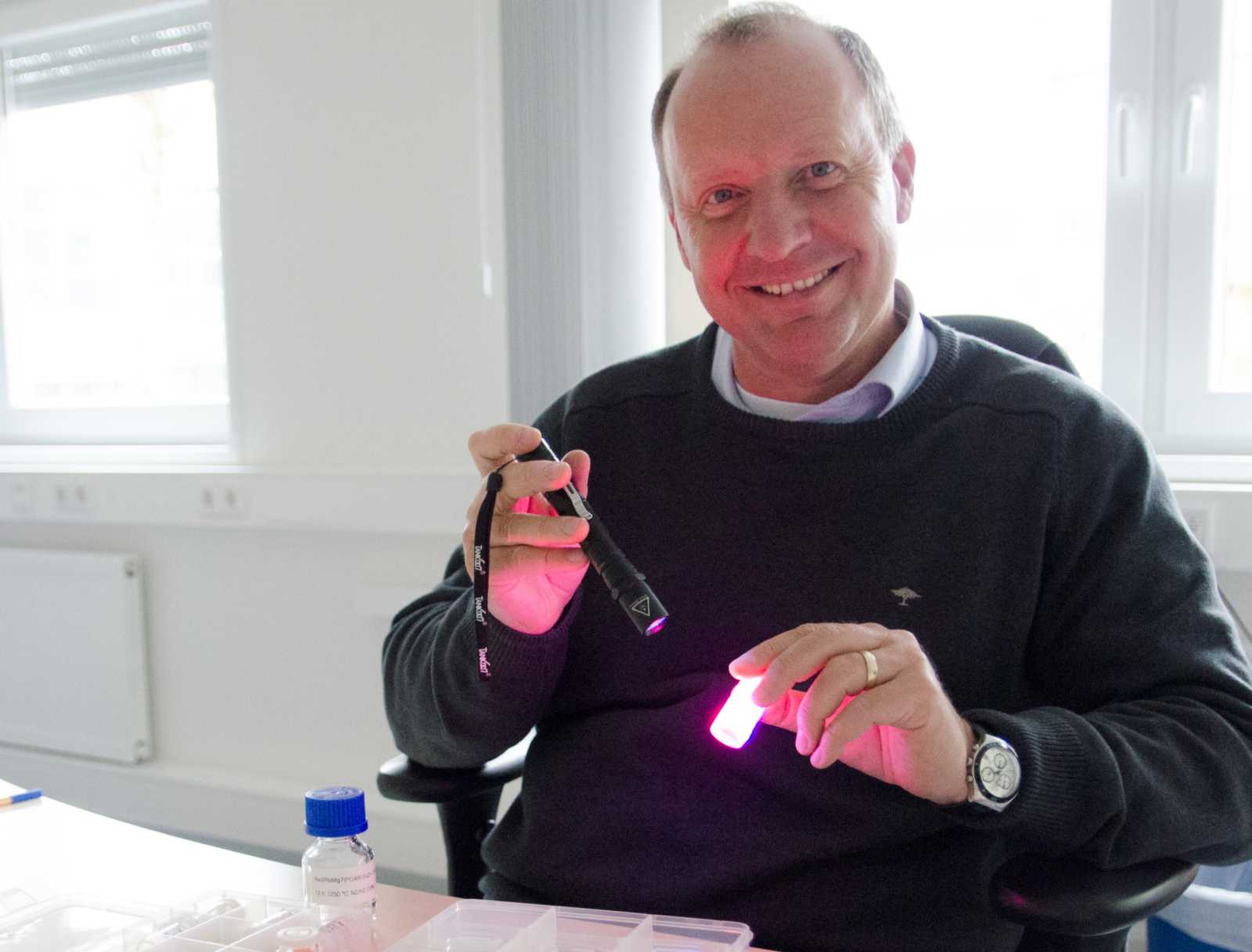 Prof. Dr. Thomas Jüstel hat schon viel mit Europium geforscht – unter anderem in Leuchtstoffen, die Bestandteil vieler LEDs sind. (Foto: FH Münster/Pressestelle)