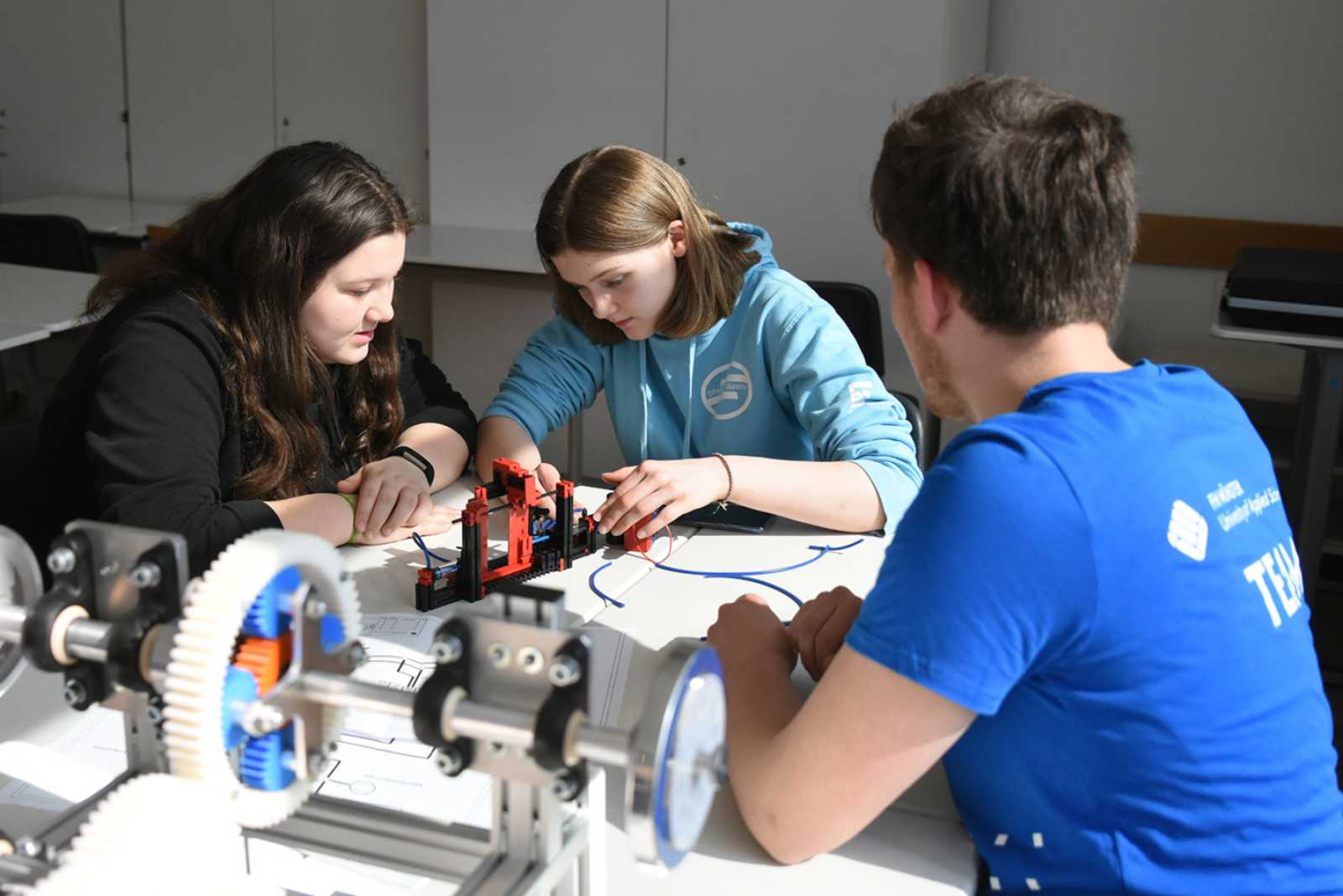 Im Workshop des Fachbereichs Maschinenbau der FH Münster bauten die Schüler eine Druckluftsteuerung im Mini-Format. (Foto: FH Münster/Pressestelle)               