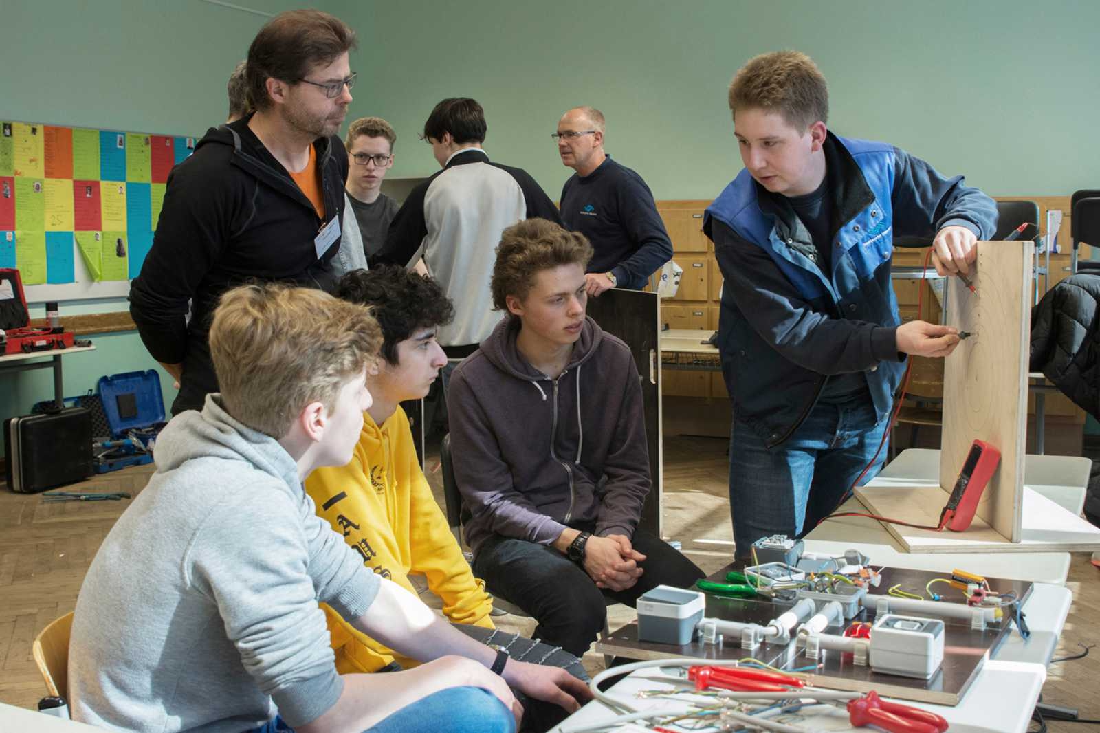 Was ist Schrittspannung? Ein Azubi der Stadtwerke Münster gab den Schülern Einblick in seinen Alltag als angehender Elektroniker. (Foto: FH Münster/Pressestelle)         
