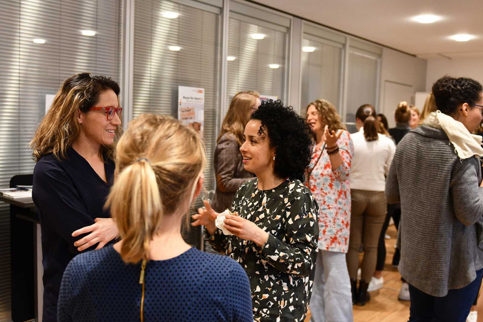 Die Teilnehmerinnen machten regen Gebrauch von der Möglichkeit, miteinander zu diskutieren und sich auszutauschen. (Foto: FH Münster/Pressestelle) 