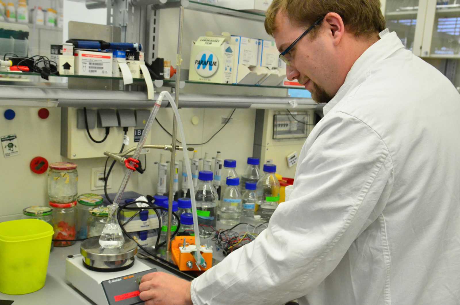 Marius Wahrenburg baut im EUREGIO Biotech Center einen Versuch auf, bei dem die Mikrodosierpumpe Polymere dem Stabilisator hinzufügt. Somit werden Mikropartikel gebildet. (Foto: FH Münster/Pressestelle) 