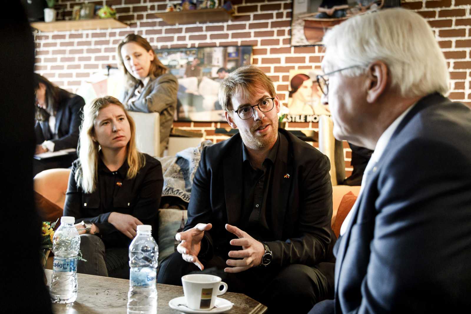 Dr. Sebastian Kurtenbach (2. v.r.) und Studierende im Projekt „Soziale Arbeit in transnationalen Sozialräumen“ trafen sich in einem Café in der Plovdiver Innenstadt mit Frank-Walter Steinmeier. (Foto: bpa/Jesco Denzel)   