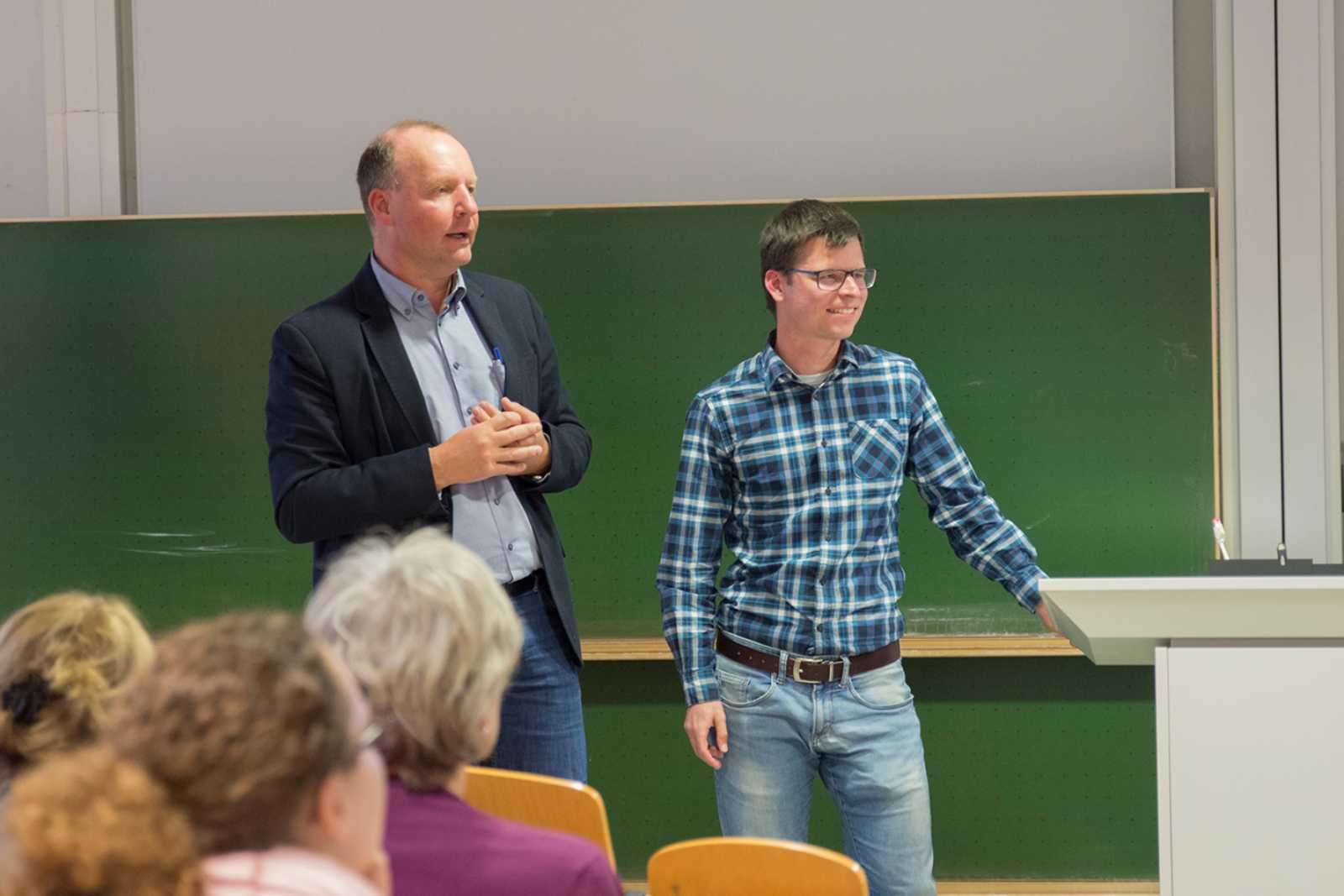 Fragen stellen und diskutieren – das ist bei den Campus-Dialogen erwünscht. Prof. Dr. Thomas Jüstel (l.) und Max Volhard nahmen dabei vom Publikum einige Anregungen für weitere Versuche mit. (Foto: FH Münster/Pressestelle)
