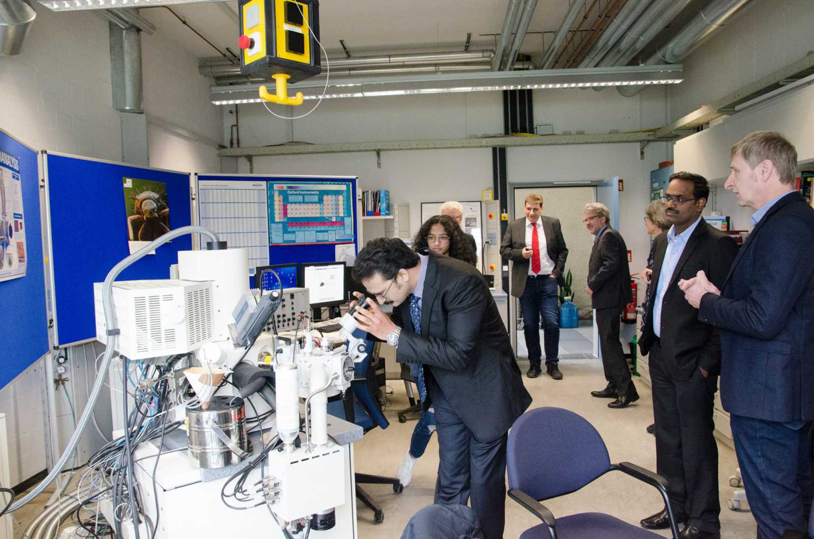 Auch Besichtigungen der Räumlichkeiten auf dem Campus standen an – wie hier im Labor für Elektronenmikroskopie. (Foto: FH Münster/Pressestelle)