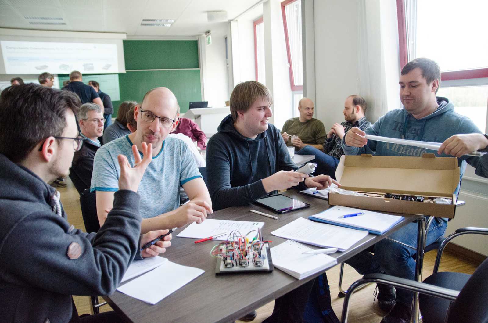 Professoren, wissenschaftliche Mitarbeiter und Doktoranden trafen sich zur ersten Brainstorming-Runde, um das Internet der Dinge auf dem Steinfurter Campus der FH Münster voranzutreiben. (Foto: FH Münster/Pressestelle)