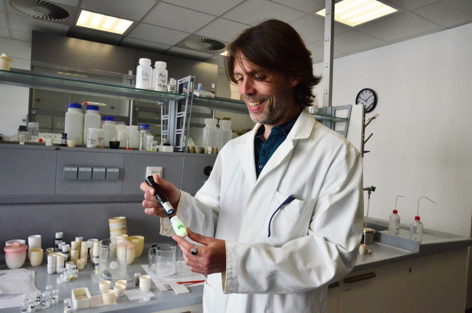 Dr. Florian Baur arbeitet als Nachwuchsprofessor im Labor der Arbeitsgruppe von Prof. Dr. Thomas Jüstel auf dem Steinfurter Campus unter anderem mit Terbiumverbindungen. (Foto: FH Münster/Pressestelle)