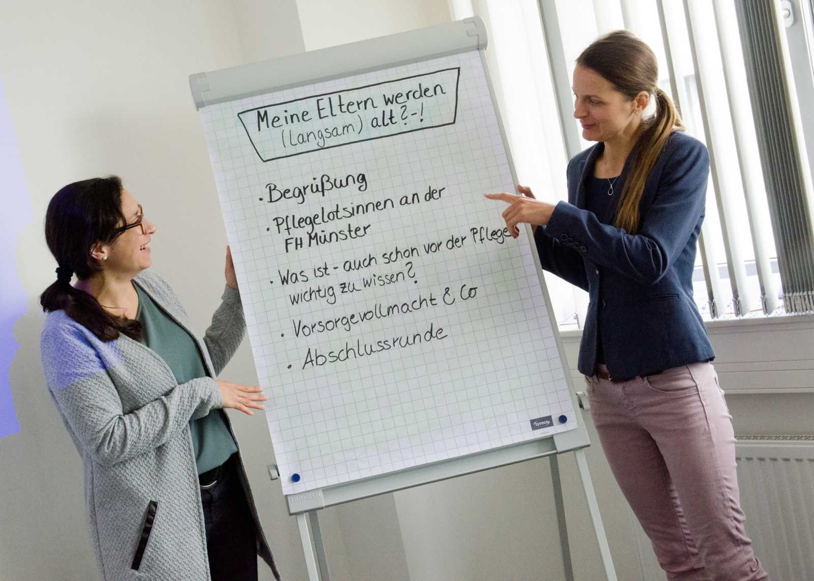 Iklime Düx vom FH-Familienservice (l.) und Dr. Cona Ehresmann vom Betrieblichen Gesundheitsmanagement stellten das Workshop-Programm vor. (Foto: FH Münster/Pressestelle)