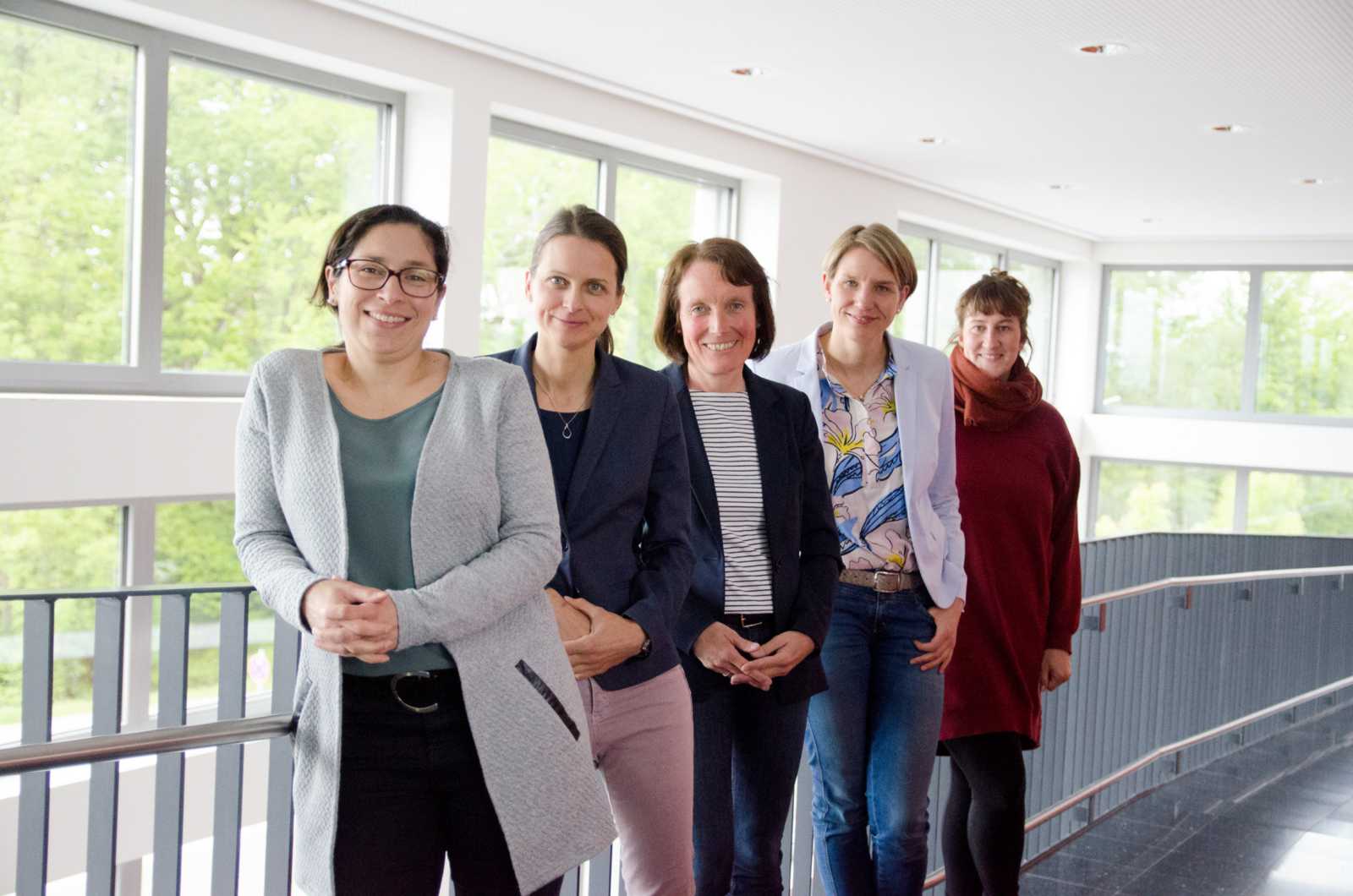 Freuten sich über den erfolgreichen Workshop (v.l.): Iklime Düx (Familienservice), Dr. Cona Ehresmann (Betriebliches Gesundheitsmanagement), Dr. Gudula Berger (Patientenberatung Ärztekammer Westfalen-Lippe), Prof. Dr. Claudia Oetting-Roß (Fachbereich Gesundheit) und Carolin Kühnel (Familienservice). (Foto: FH Münster/Pressestelle)