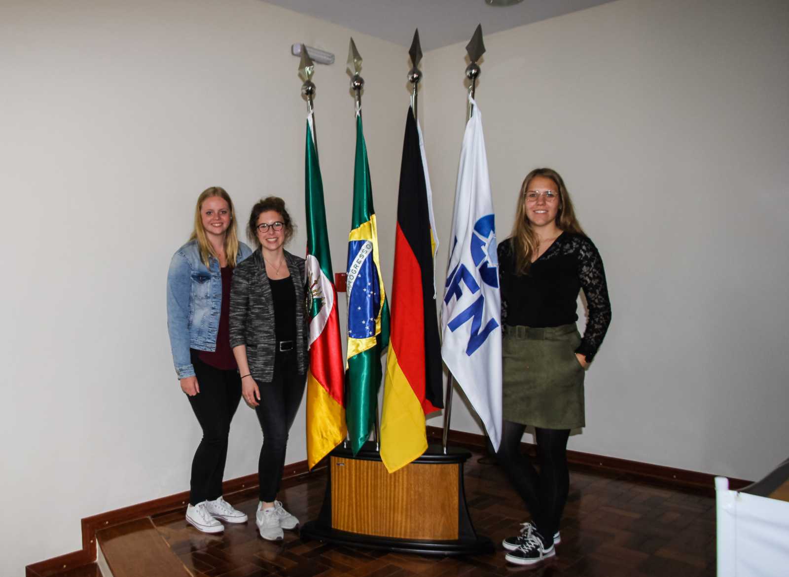 Annika Dumpe (2.v.l.) und die Exkursionsteilnehmerinnen und -teilnehmer besuchten auch ein brasilianisch-deutsches Pflegesymposium. (Foto: privat)