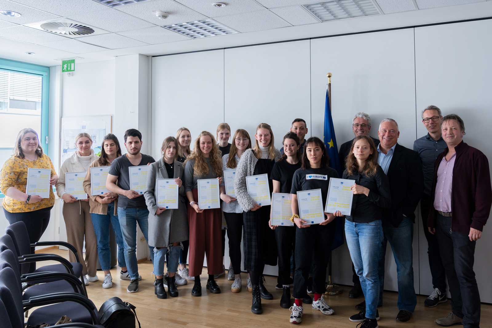 Ein Dankeschön und Urkunden – dafür hatte die Bonner Regionalvertretung der EU-Kommission die Designstudierenden und die Lehrenden eingeladen. (Foto: FH Münster/Kira Conze) 
