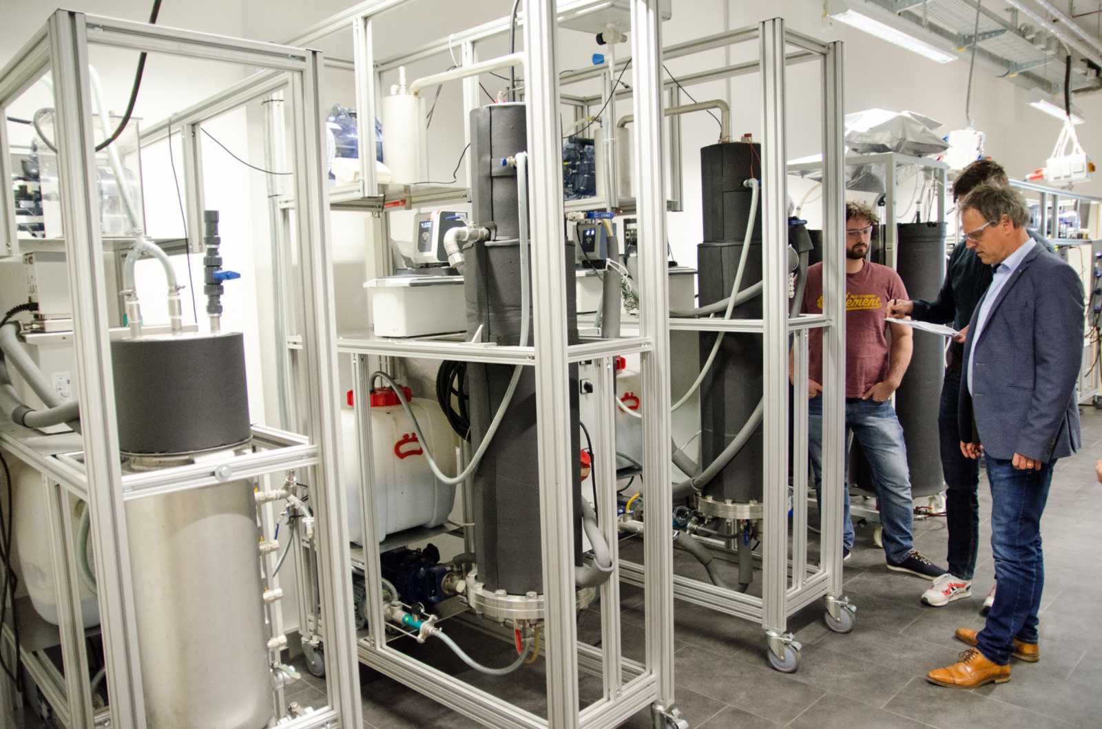 An diesen drei Reaktoren hat das Projektteam im Labor mit verschiedenen Güllearten gearbeitet. (Foto: FH Münster/Pressestelle)