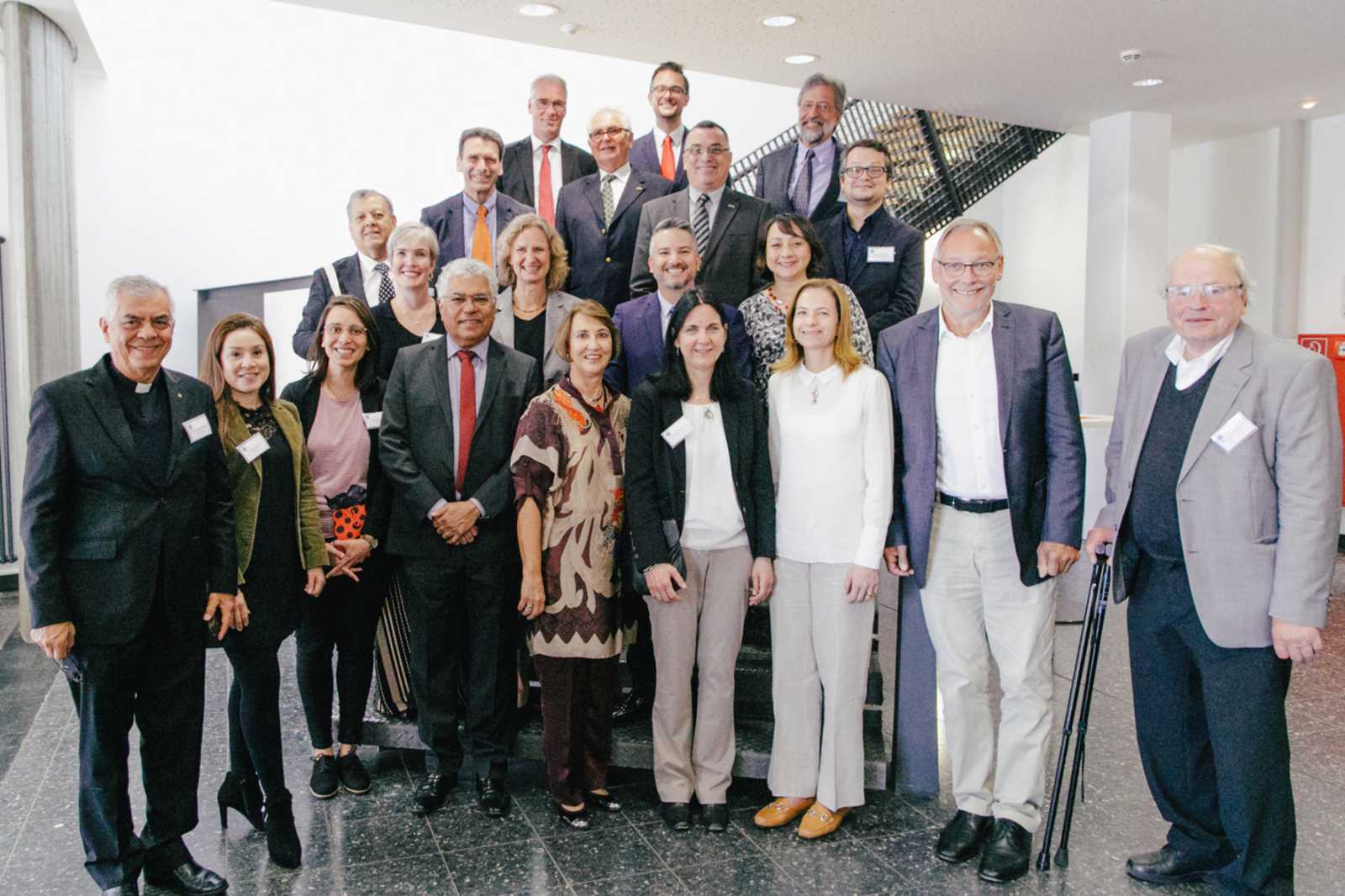 Das CALA-Team gemeinsam mit den Gästen aus Lateinamerika und Bürgermeister Gerhard Joksch (2. v. r.). (Foto: FH Münster/Fachbereich Wirtschaft) 