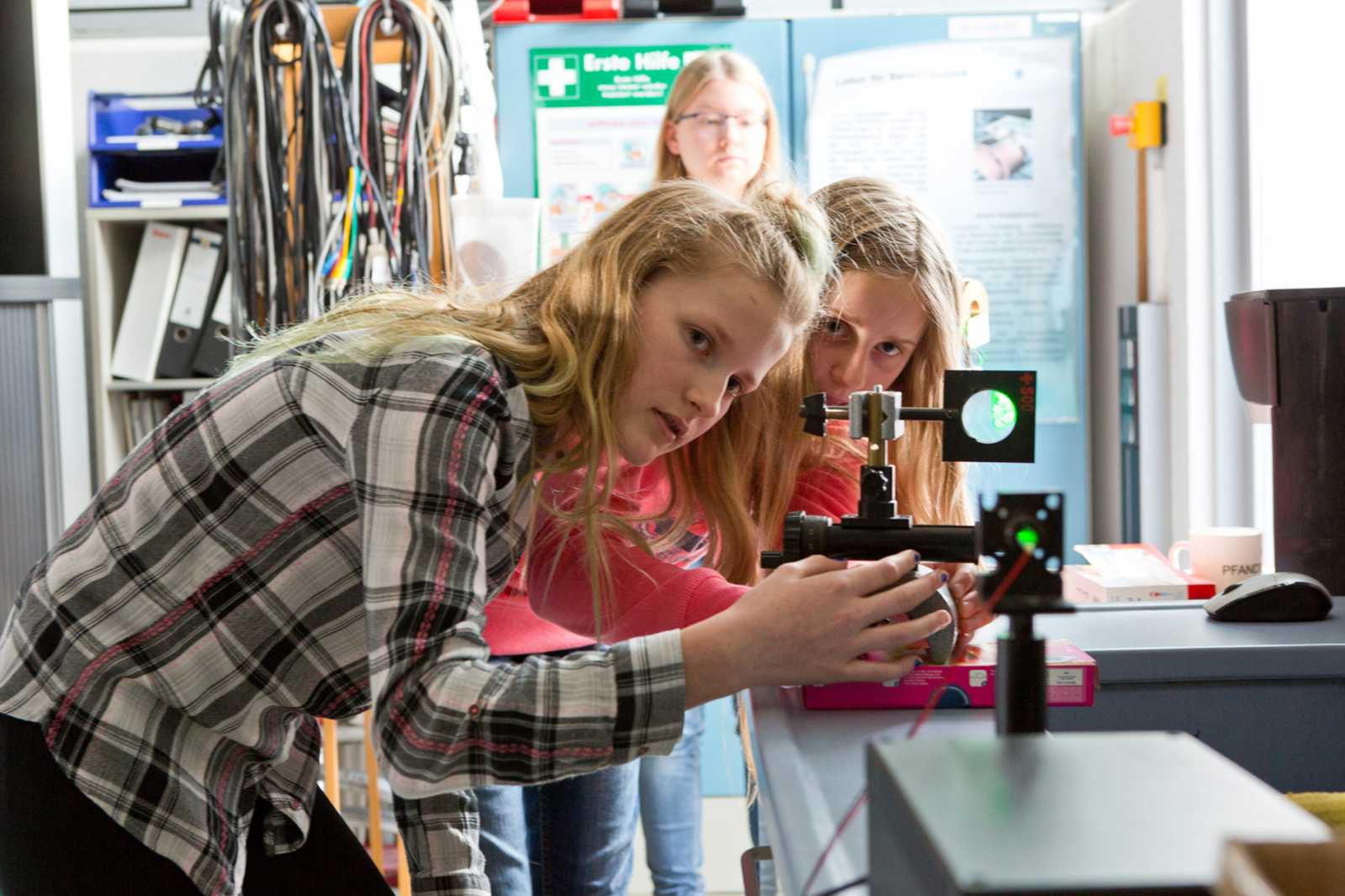 Per Laserstrahl Informationen wie Musik übertragen, das können Schülerinnen und Schüler beim Schülercampus ausprobieren. (Foto: FH Münster/Ralf Emmerich)
