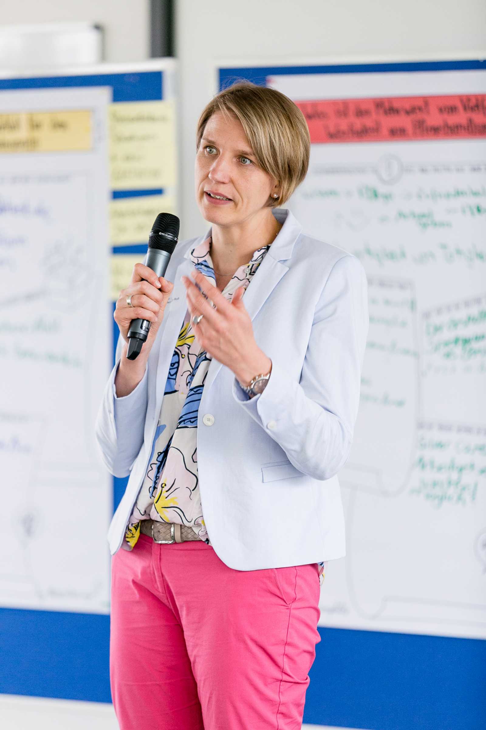 Prof. Dr. Claudia Oetting-Roß eröffnete die Veranstaltung „Mehrwert durch Vielfalt“. (Foto: Anna Haas Fotografie   Design) 